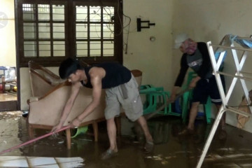 Banjir di Ciledug Indah surut, warga mulai bersihkan rumah