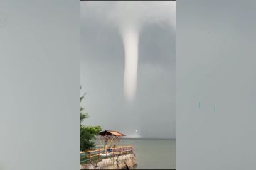 Hindari puting beliung, waspadai awan hitam