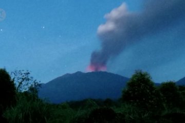Gunung Raung terus pancarkan cahaya api dan asap tebal