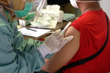 Jabar targetkan vaksinasi tahap satu nakes rampung sepekan mendatang