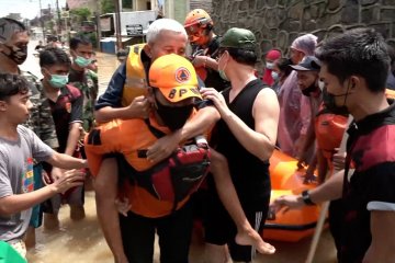 Sebanyak 102 orang mengungsi akibat banjir di Pondok Gede