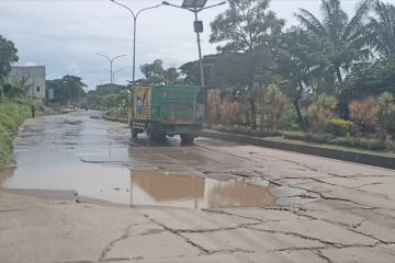 Sejumlah ruas jalan di Kota Cilegon rusak akibat banjir