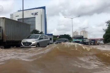 Tol Jakarta - Tangerang Sabtu sore masih banjir