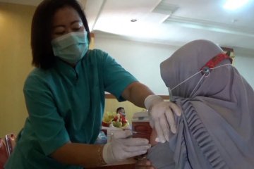 Vaksinasi COVID-19 untuk nakes di Palu capai 67 persen.