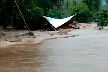 Banjir Tojo Una-Una, 85 rumah terendam dan 8 rumah hanyut