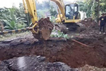 Jalan penghubung Lebak-Serang terputus karena ambrol