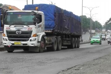 Kendaraan kelebihan muatan pemicu jalan rusak di Jawa Tengah