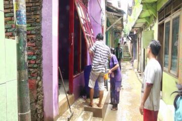 Banjir surut, warga Rawajati Pancoran bersihkan lumpur