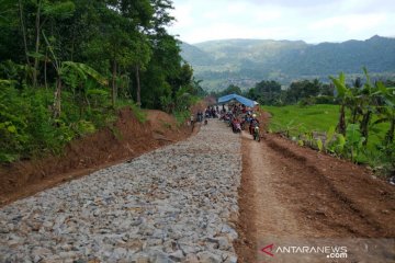 Pemkab Garut perbaiki jalan yang sudah puluhan tahun rusak