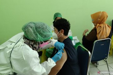 Bos Musica Studio's ikut vaksinasi lansia di Mampang Prapatan