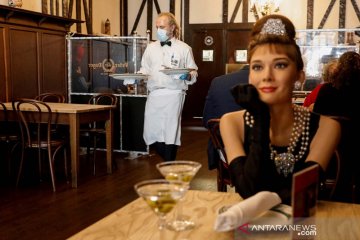 Patung lilin Audrey Hepburn dipajang di restoran steak