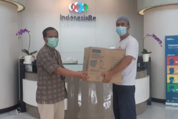 Perangi Covid-19, Indonesia Re bagikan masker gratis