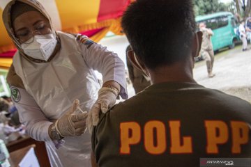 Vaksinasi COVID-19 Bagi Anggota Sat Pol PP 