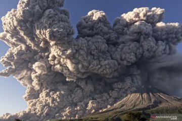 Erupsi Gunung Sinabung teramati dengan ketinggian 700 meter