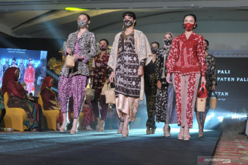 Potensi kain tradisional dalam pengembangan industri fashion
