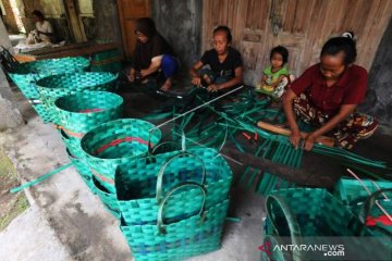 Kerajinan Anyaman Dari Limbah Janur Plastik