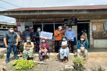 BRI salurkan sembako dan masker untuk warga di sekitar Sinabung