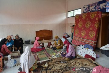 Warga terdampak longsor di Cilawu Garut mengungsi secara mandiri