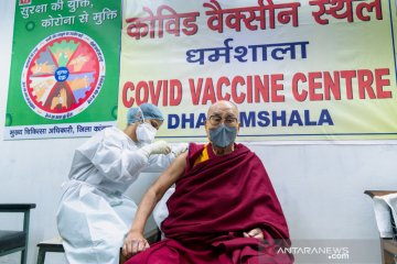 Dalai Lama disuntik vaksin COVID-19 di Dharamsala