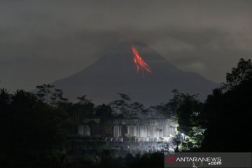 Gunung Merapi meluncurkan guguran lava pijar sejauh 1 km
