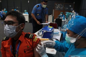 Vaksinasi COVID-19 bagi pekerja di Bandara Soekarno Hatta