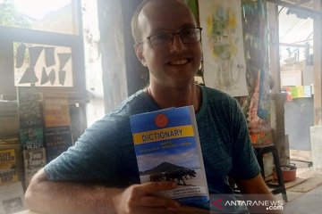 Andrew Friend, bule AS pencipta kamus Bahasa Suku Sasak