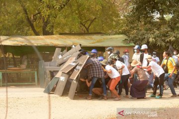 Demonstrans turun ke jalan-jalan Myanmar setelah penggerebekan