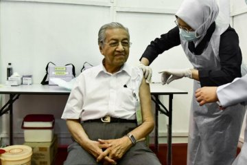 Tun Mahathir disuntik vaksin COVID-19