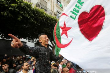 Warga Aljazair "nyoblos" dalam pemilihan parlemen