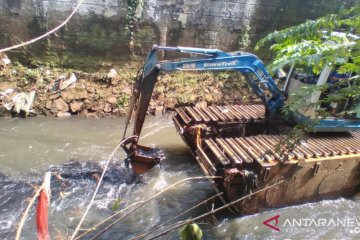 Dinas SDA Jaksel keruk lumpur Kali Sarua untuk cegah banjir