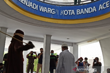 Oknum PNS Aceh dicambuk 18 kali karena berbuat mesum