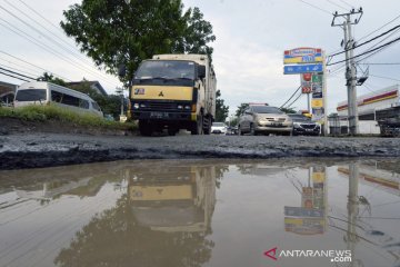 Jalan ke pintu tol Kota Baru di Lampung rusak
