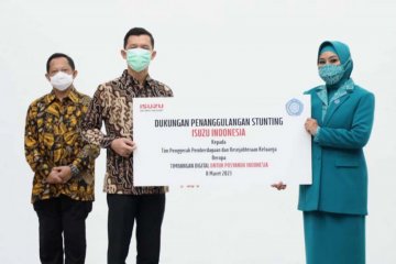 Isuzu donasikan timbangan untuk posyandu