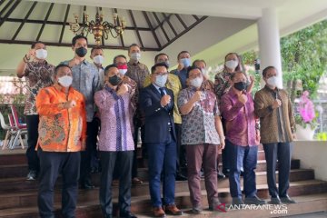 150 tokoh sepuh Jabar divaksinasi di rumah dinas gubernur