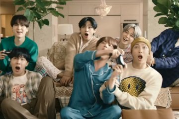 BTS donasikan kostum video klip "Life Goes On" di pekan amal Grammy