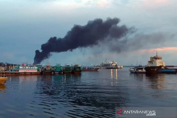 KSOP Sorong: Kebakaran KM Fajar Baru 8 tidak mencemari air laut
