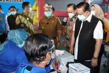 Watimpres Agung Laksono tinjau vaksinasi COVID-19 di Kabupaten Cirebon