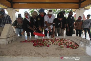 Peringati Hari Musik Nasional, warga tabur bunga di makam WR Soepratman