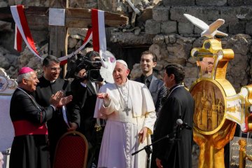 Paus bertemu Kardinal Angelo Becciu yang dipecatnya, dalam rujuk nyata