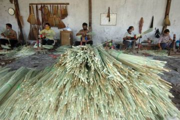 Sapu berbahan merang gandum