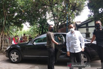 Jokowi tinjau pelaksanaan vaksinasi seniman dan budayawan Yogyakarta