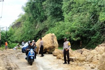 Jalur trans Sulawesi di Kabupaten Majene tertimbun longsor