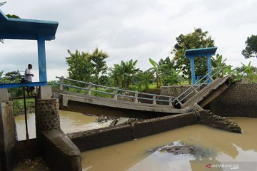 Jembatan dam rusak diterjang banjir