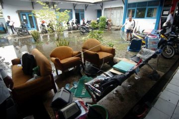 Membersihkan lumpur pasca banjir