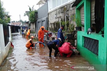 Damkar DKI singkirkan material tembok roboh di Jagakarsa