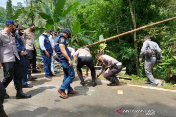 Polisi melarang bus gunakan Jalur Wado-Garut karena rawan kecelakaan