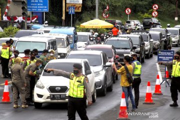 Satgas COVID-19 periksa wisatawan di kawasan Puncak