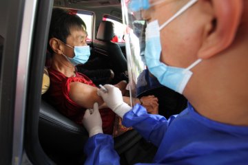 Pos vaksinasi COVID-19 lansia "drive thru" kedua dibuka di Cengkareng