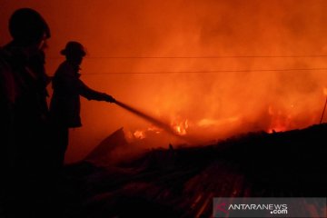 Kebakaran lapak palet dan permukiman warga di Bekasi