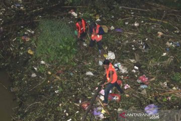 Tumpukan sampah rintangi jalur transportasi sungai di Banjarmasin